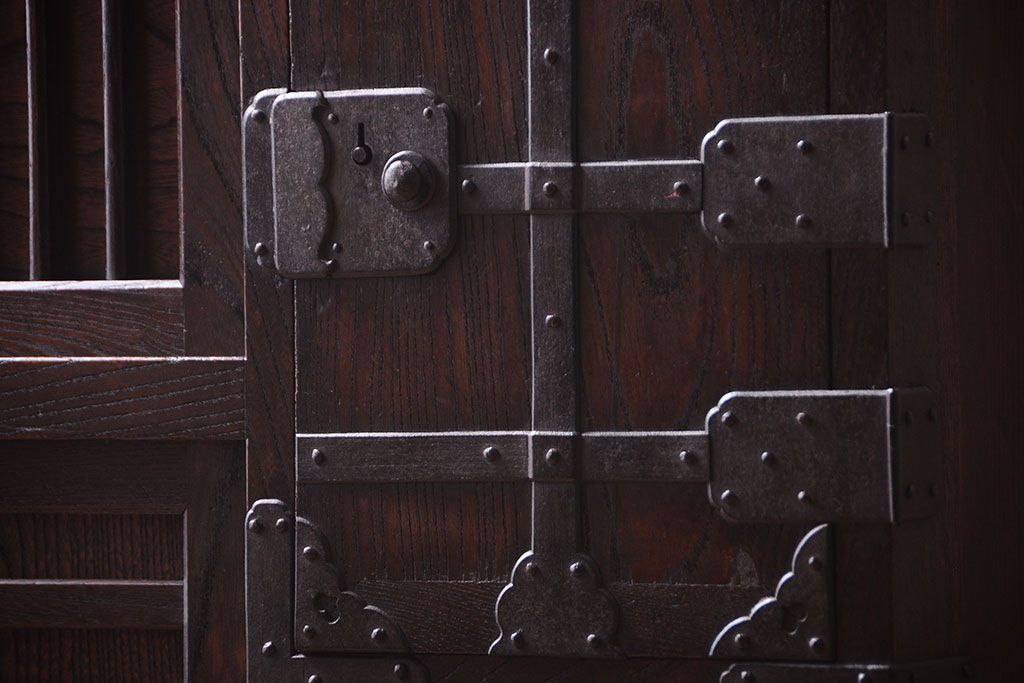 アンティーク家具　古民具・骨董　前面欅材!金具が厚く上質なアンティーク帳場箪笥