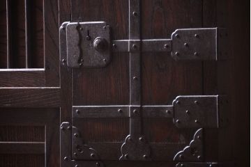 アンティーク家具　古民具・骨董　前面欅材!金具が厚く上質なアンティーク帳場箪笥