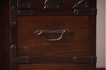 アンティーク家具　古民具・骨董　前面欅材!金具が厚く上質なアンティーク帳場箪笥