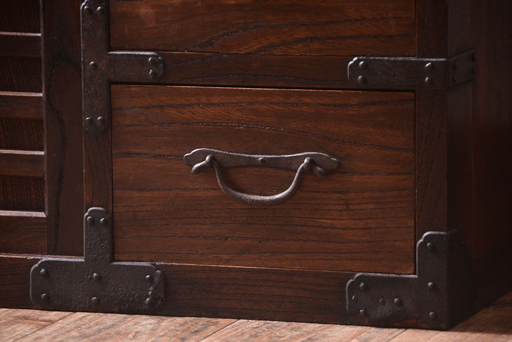 アンティーク家具　古民具・骨董　前面欅材!金具が厚く上質なアンティーク帳場箪笥