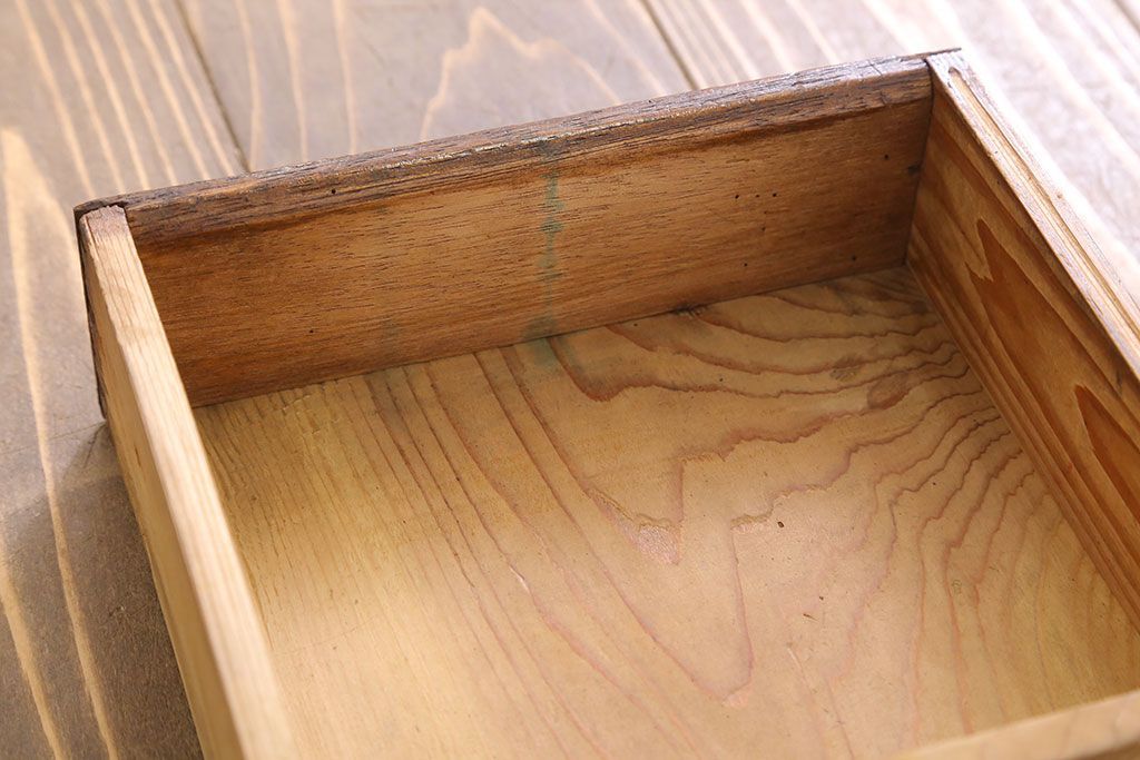 アンティーク雑貨　レトロな透かし彫りが愛らしい古い木製本立て