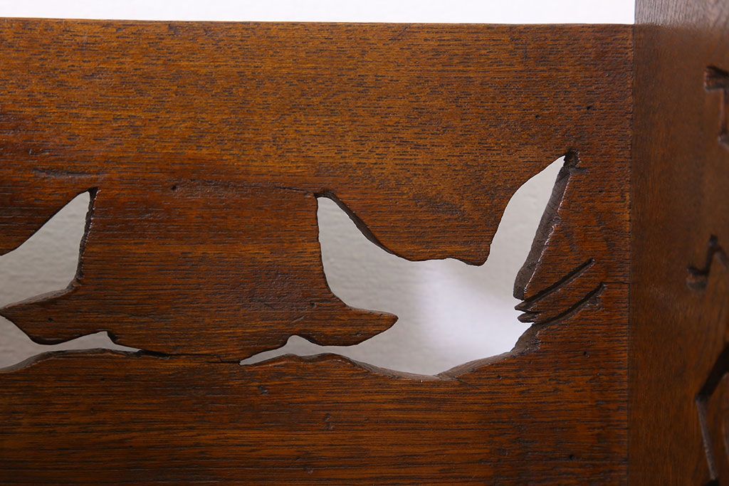 アンティーク雑貨　レトロな透かし彫りが愛らしい古い木製本立て