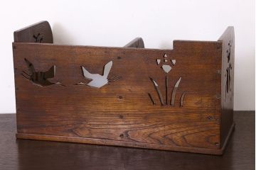 アンティーク雑貨　レトロな透かし彫りが愛らしい古い木製本立て