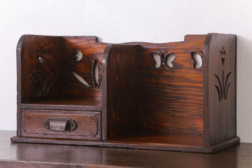 アンティーク雑貨　レトロな透かし彫りが愛らしい古い木製本立て(2)