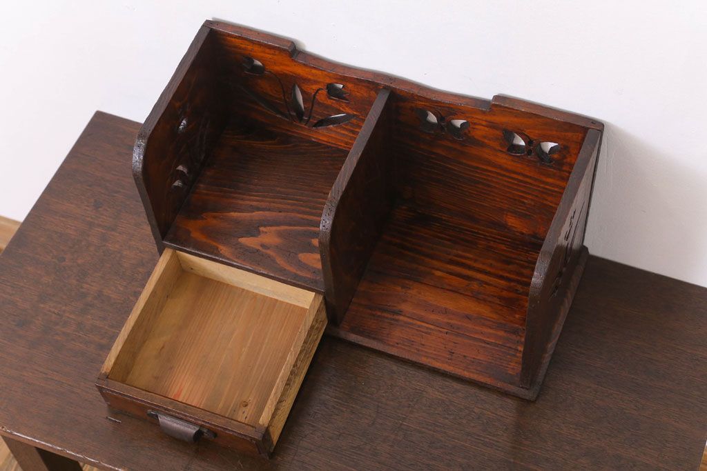 アンティーク雑貨　レトロな透かし彫りが愛らしい古い木製本立て(2)