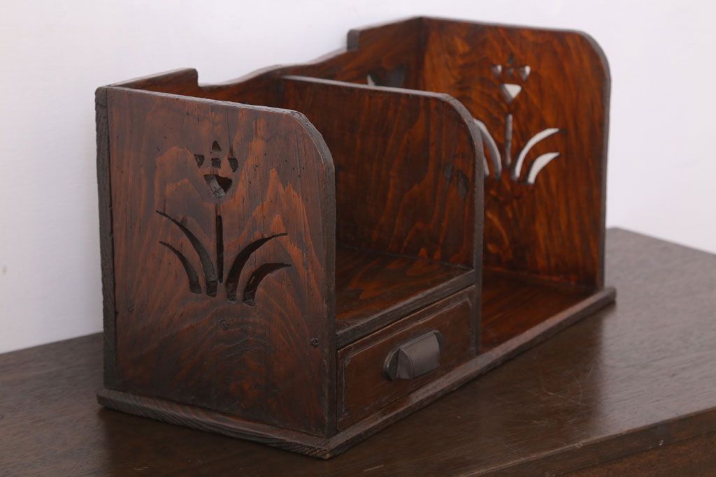 アンティーク雑貨　レトロな透かし彫りが愛らしい古い木製本立て(2)