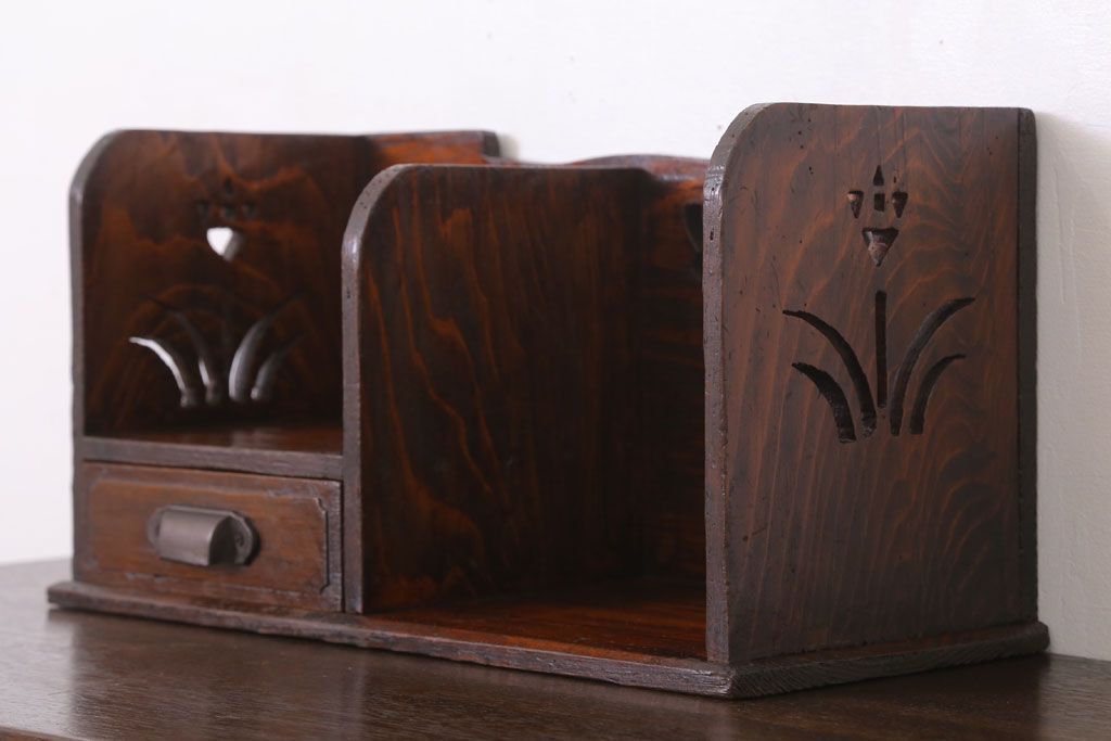 アンティーク雑貨　レトロな透かし彫りが愛らしい古い木製本立て(2)