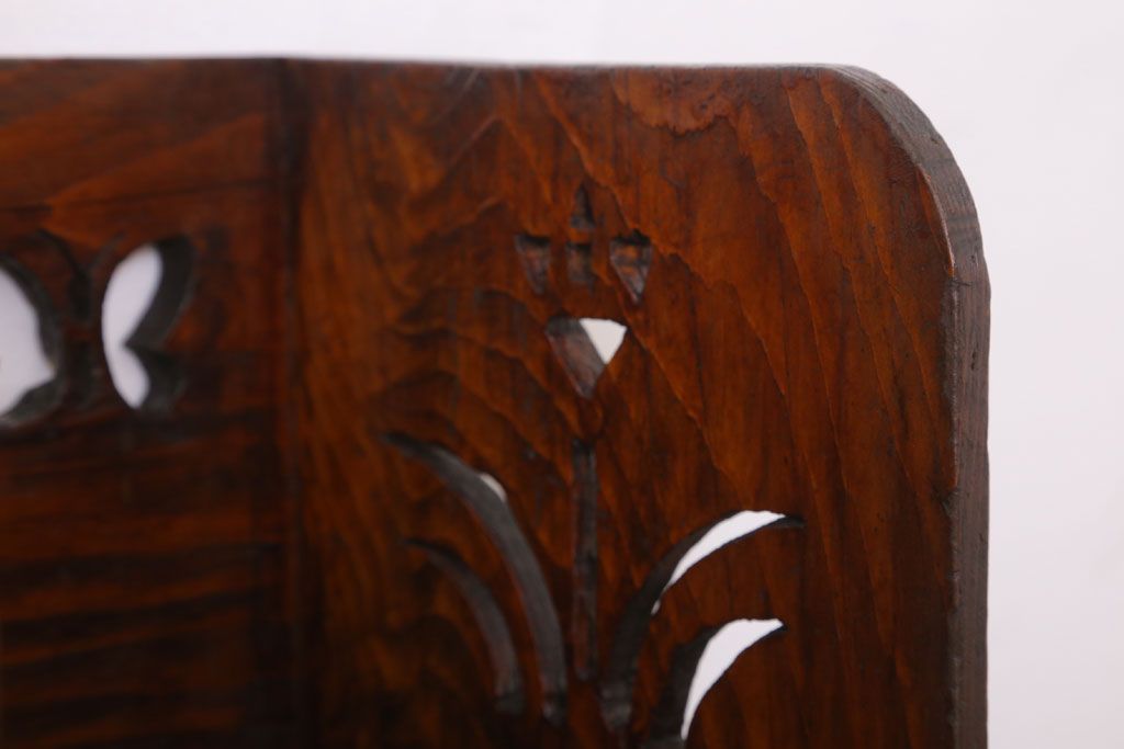 アンティーク雑貨　レトロな透かし彫りが愛らしい古い木製本立て(2)