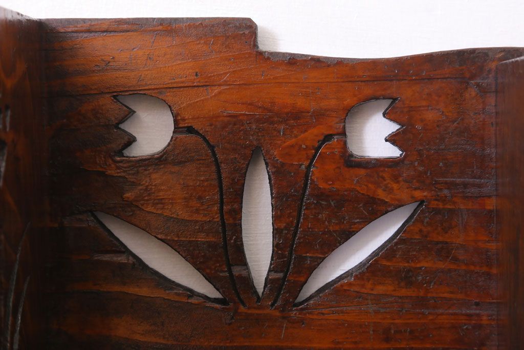 アンティーク雑貨　レトロな透かし彫りが愛らしい古い木製本立て(2)