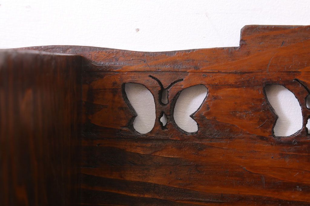 アンティーク雑貨　レトロな透かし彫りが愛らしい古い木製本立て(2)