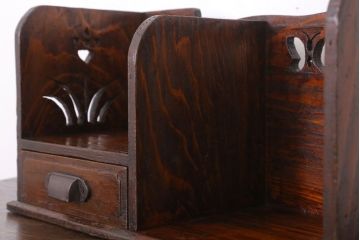 アンティーク雑貨　レトロな透かし彫りが愛らしい古い木製本立て(2)