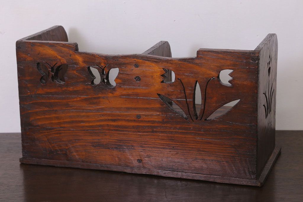 アンティーク雑貨　レトロな透かし彫りが愛らしい古い木製本立て(2)