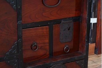 アンティーク家具　上手物　前面欅材製　和製アンティークの漆が綺麗な仙台姫箪笥(仙台箪笥)