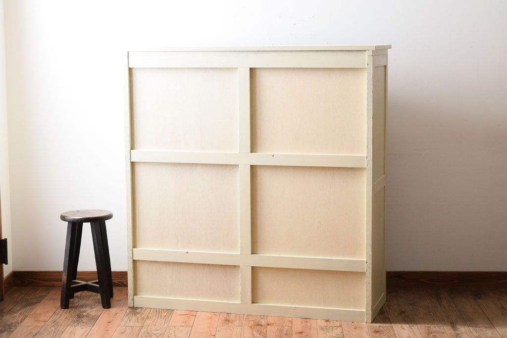 アンティーク家具　アイボリーペイントの大きなアンティーク収納棚