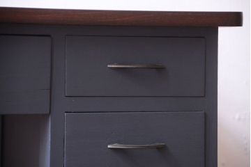 アンティーク家具　ダークグレーペイントの小ぶりな片袖机(デスク)