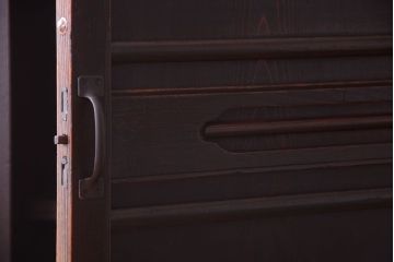 アンティーク家具　明治期　脚付き!古い木製の縦型収納棚(収納箪笥)