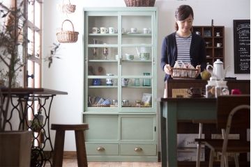 アンティーク家具　くすんだグリーンペイントの重ね収納棚(食器棚)