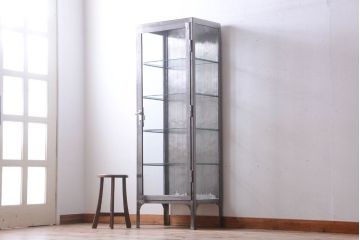 ヴィンテージ家具　ヨーロッパビンテージ　古い縦型ガラスケース