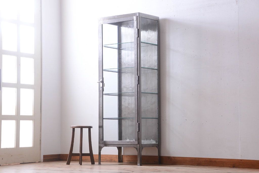 ヴィンテージ家具　ヨーロッパビンテージ　古い縦型ガラスケース
