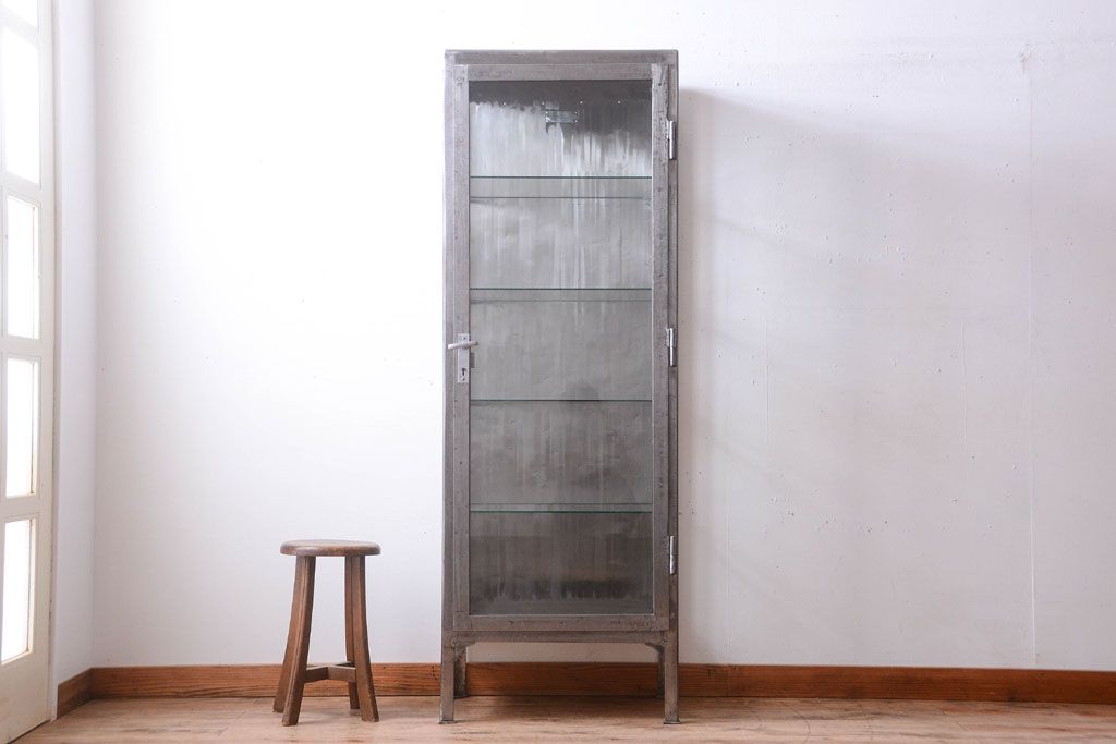 ヴィンテージ家具　ヨーロッパビンテージ　古い縦型ガラスケース