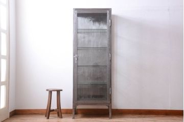 ヴィンテージ家具　ヨーロッパビンテージ　古い縦型ガラスケース