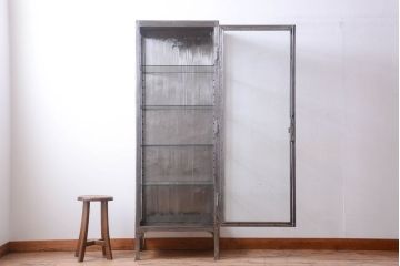 ヴィンテージ家具　ヨーロッパビンテージ　古い縦型ガラスケース