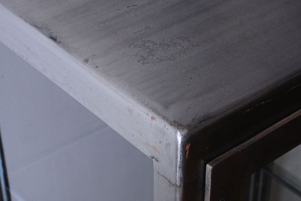 ヴィンテージ家具　ヨーロッパビンテージ　古い縦型ガラスケース