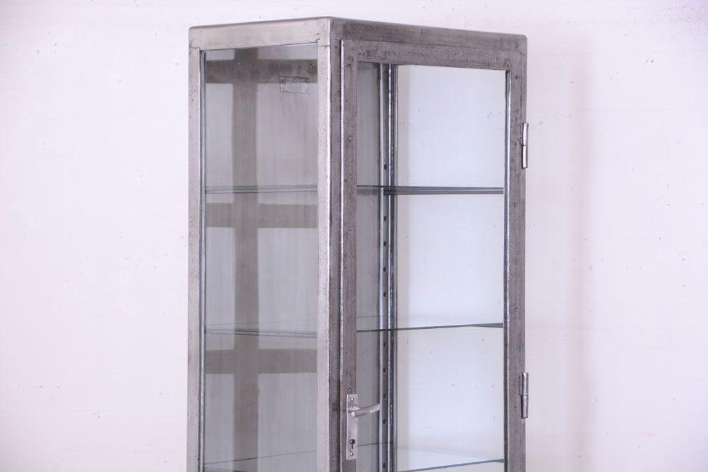 ヴィンテージ家具　ヨーロッパビンテージ　古い縦型ガラスケース