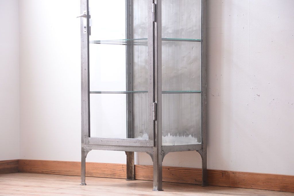 ヴィンテージ家具　ヨーロッパビンテージ　古い縦型ガラスケース