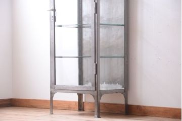 ヴィンテージ家具　ヨーロッパビンテージ　古い縦型ガラスケース