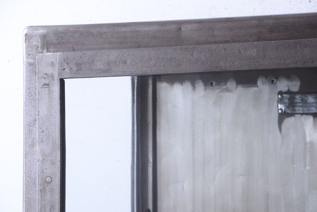 ヴィンテージ家具　ヨーロッパビンテージ　古い縦型ガラスケース