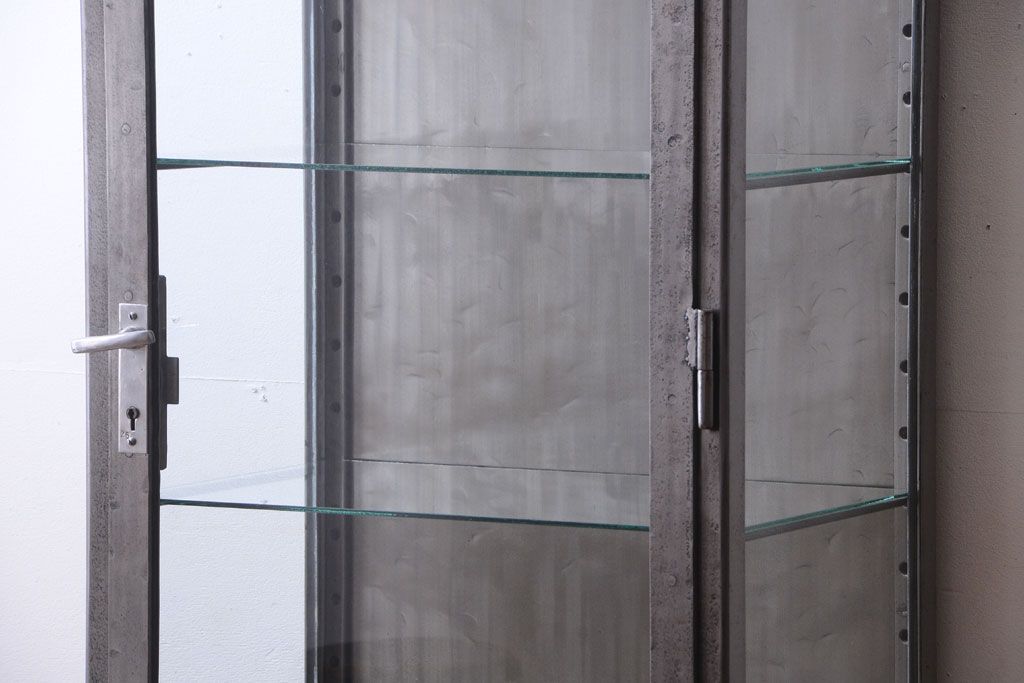 ヴィンテージ家具　ヨーロッパビンテージ　古い縦型ガラスケース