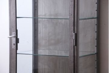 ヴィンテージ家具　ヨーロッパビンテージ　古い縦型ガラスケース