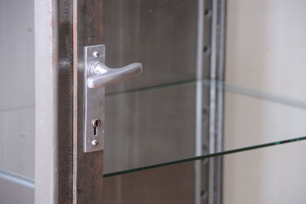 ヴィンテージ家具　ヨーロッパビンテージ　古い縦型ガラスケース