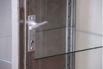 ヴィンテージ家具　ヨーロッパビンテージ　古い縦型ガラスケース