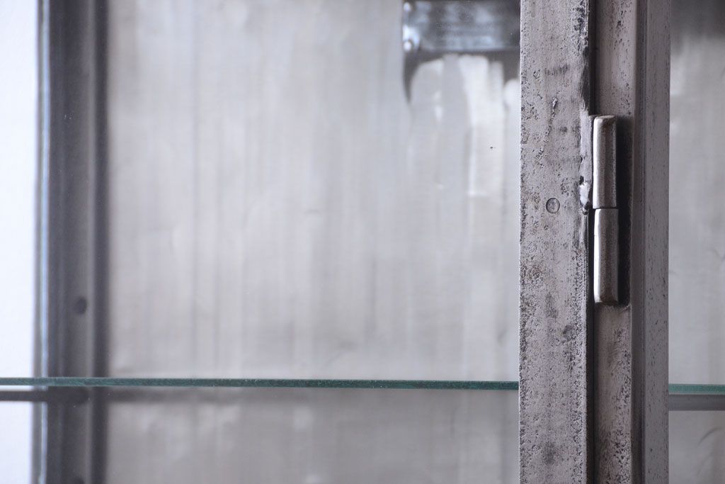 ヴィンテージ家具　ヨーロッパビンテージ　古い縦型ガラスケース