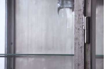 ヴィンテージ家具　ヨーロッパビンテージ　古い縦型ガラスケース