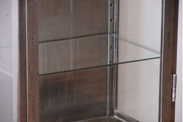 ヴィンテージ家具　ヨーロッパビンテージ　古い縦型ガラスケース