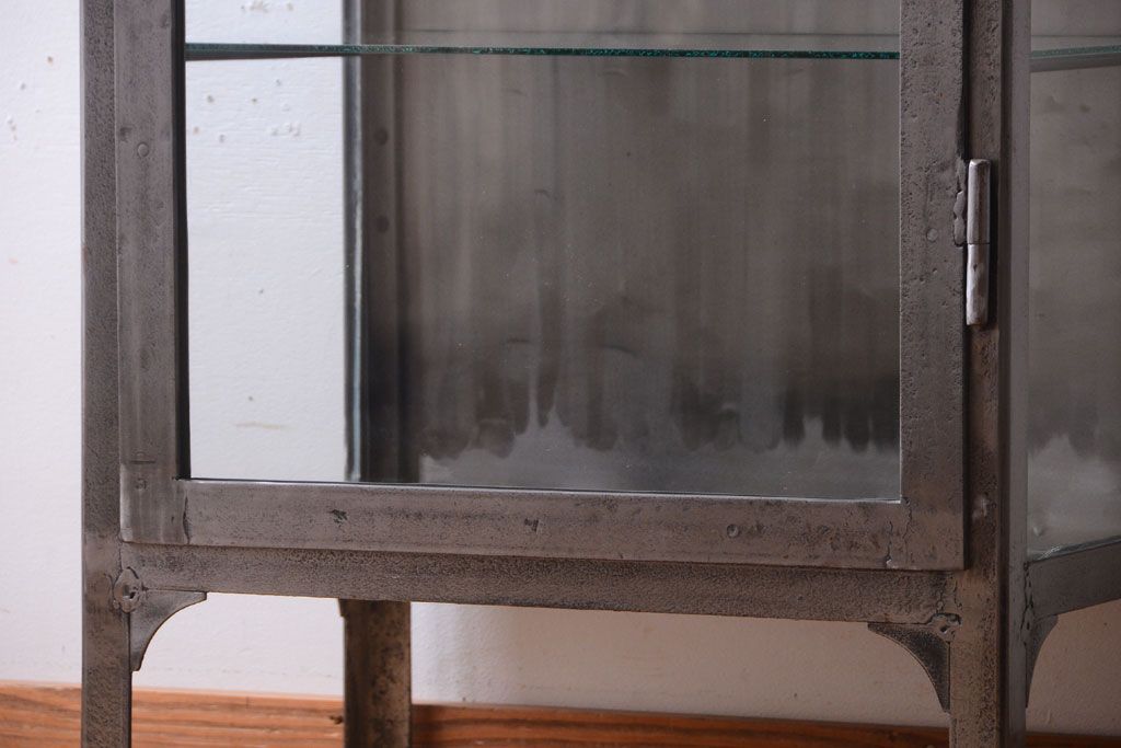 ヴィンテージ家具　ヨーロッパビンテージ　古い縦型ガラスケース