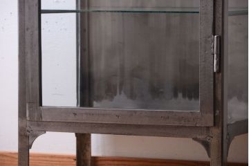 ヴィンテージ家具　ヨーロッパビンテージ　古い縦型ガラスケース