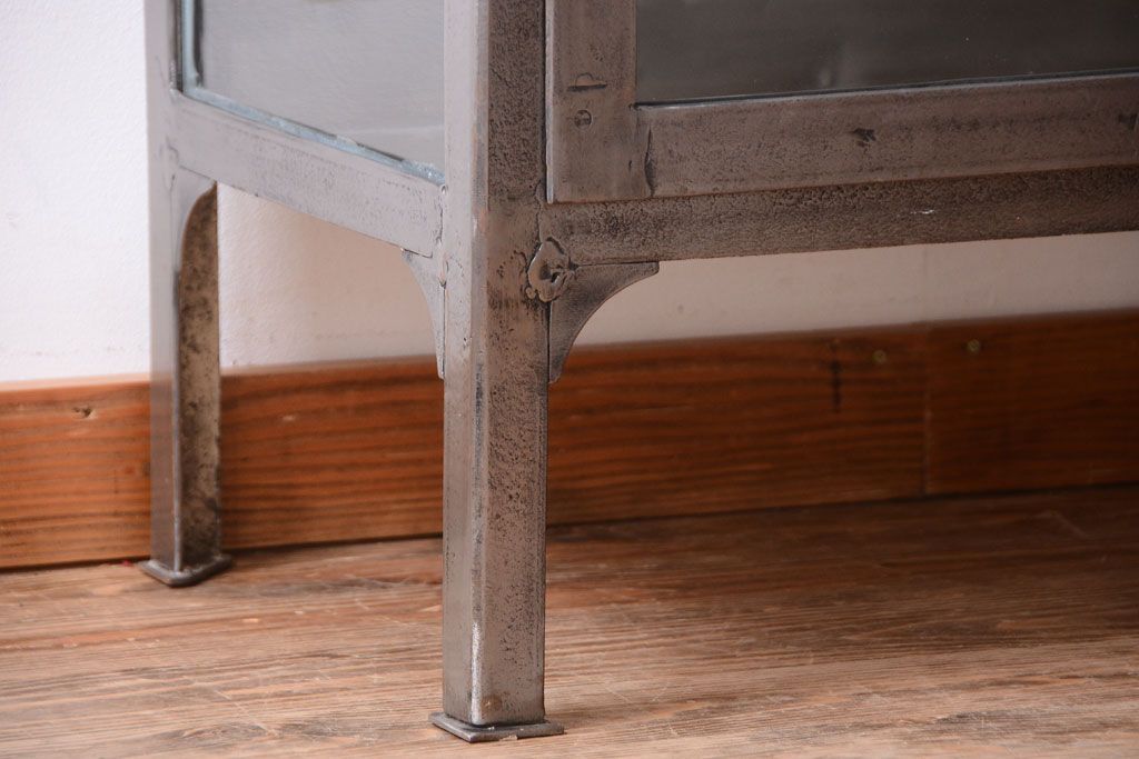 ヴィンテージ家具　ヨーロッパビンテージ　古い縦型ガラスケース