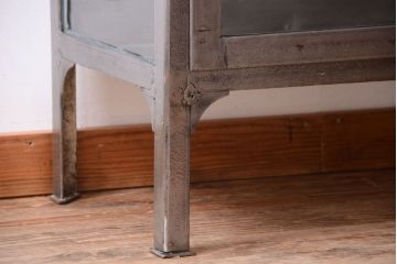 ヴィンテージ家具　ヨーロッパビンテージ　古い縦型ガラスケース