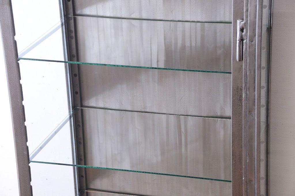 ヴィンテージ家具　ヨーロッパビンテージ　古い縦型ガラスケース