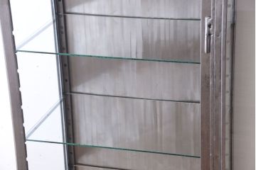 ヴィンテージ家具　ヨーロッパビンテージ　古い縦型ガラスケース