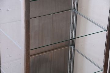 ヴィンテージ家具　ヨーロッパビンテージ　古い縦型ガラスケース