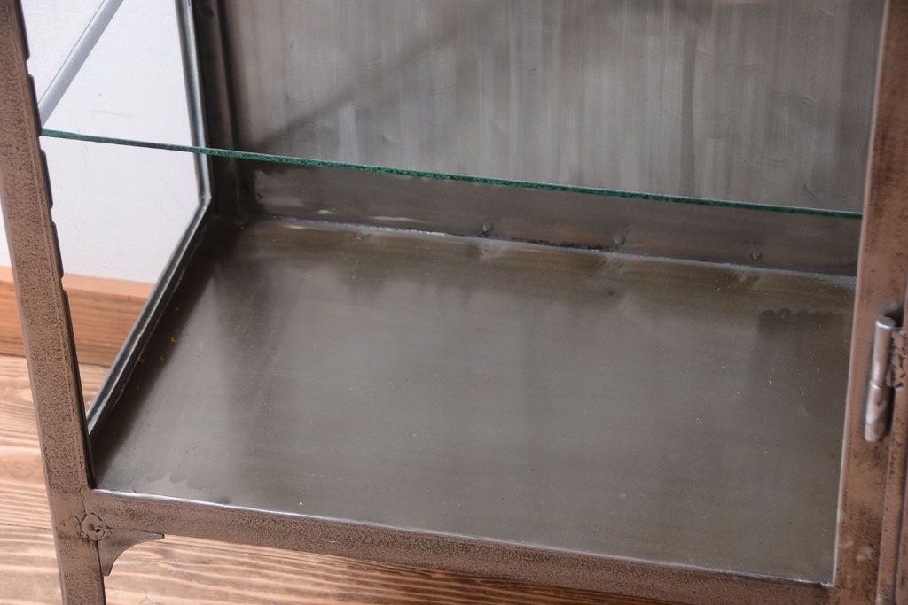 ヴィンテージ家具　ヨーロッパビンテージ　古い縦型ガラスケース