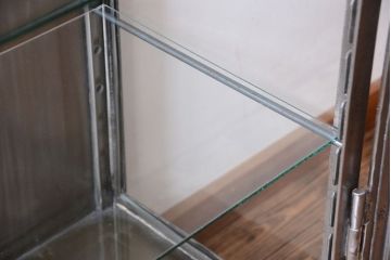 ヴィンテージ家具　ヨーロッパビンテージ　古い縦型ガラスケース
