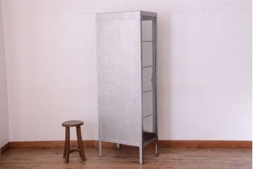 ヴィンテージ家具　ヨーロッパビンテージ　古い縦型ガラスケース