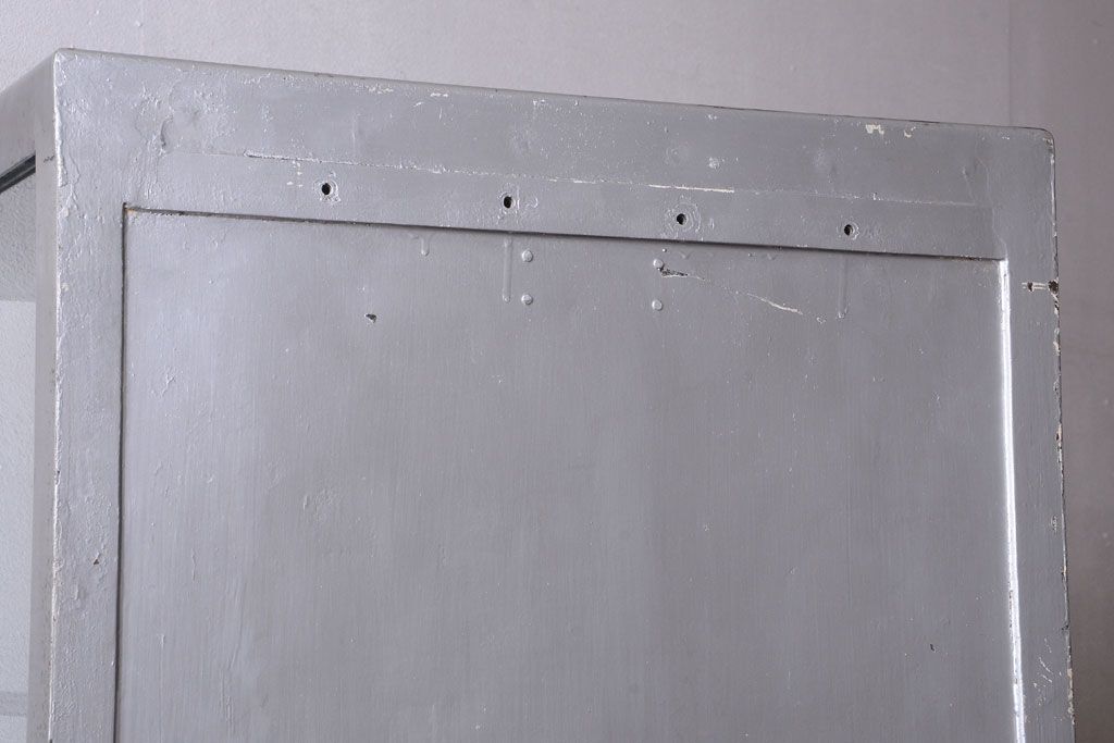 ヴィンテージ家具　ヨーロッパビンテージ　古い縦型ガラスケース