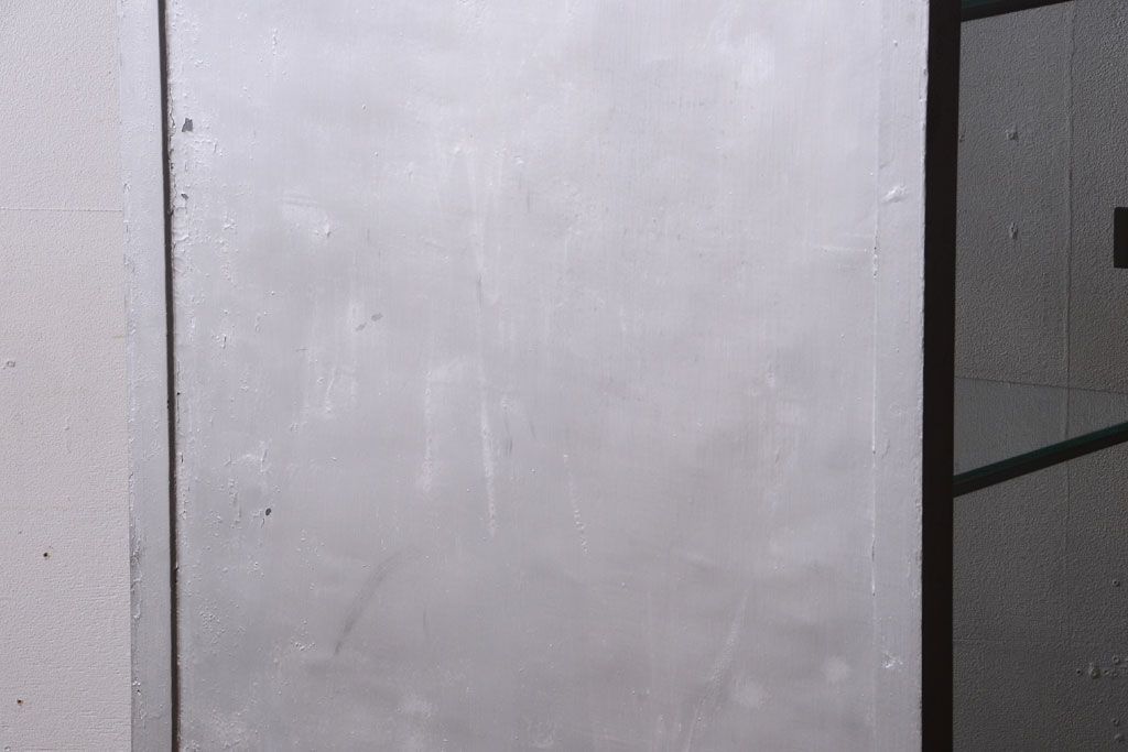 ヴィンテージ家具　ヨーロッパビンテージ　古い縦型ガラスケース